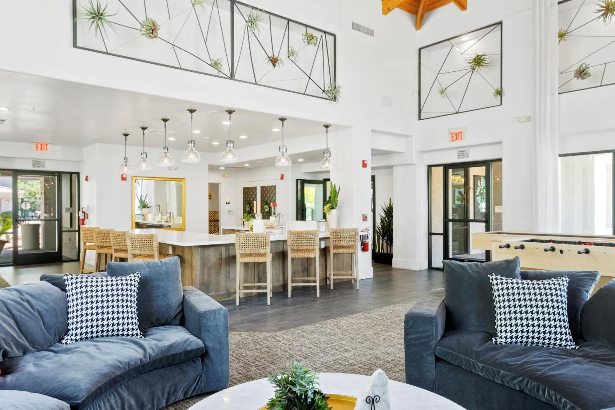 Two Cozysuites At Kierland Commons With Pool Apartment