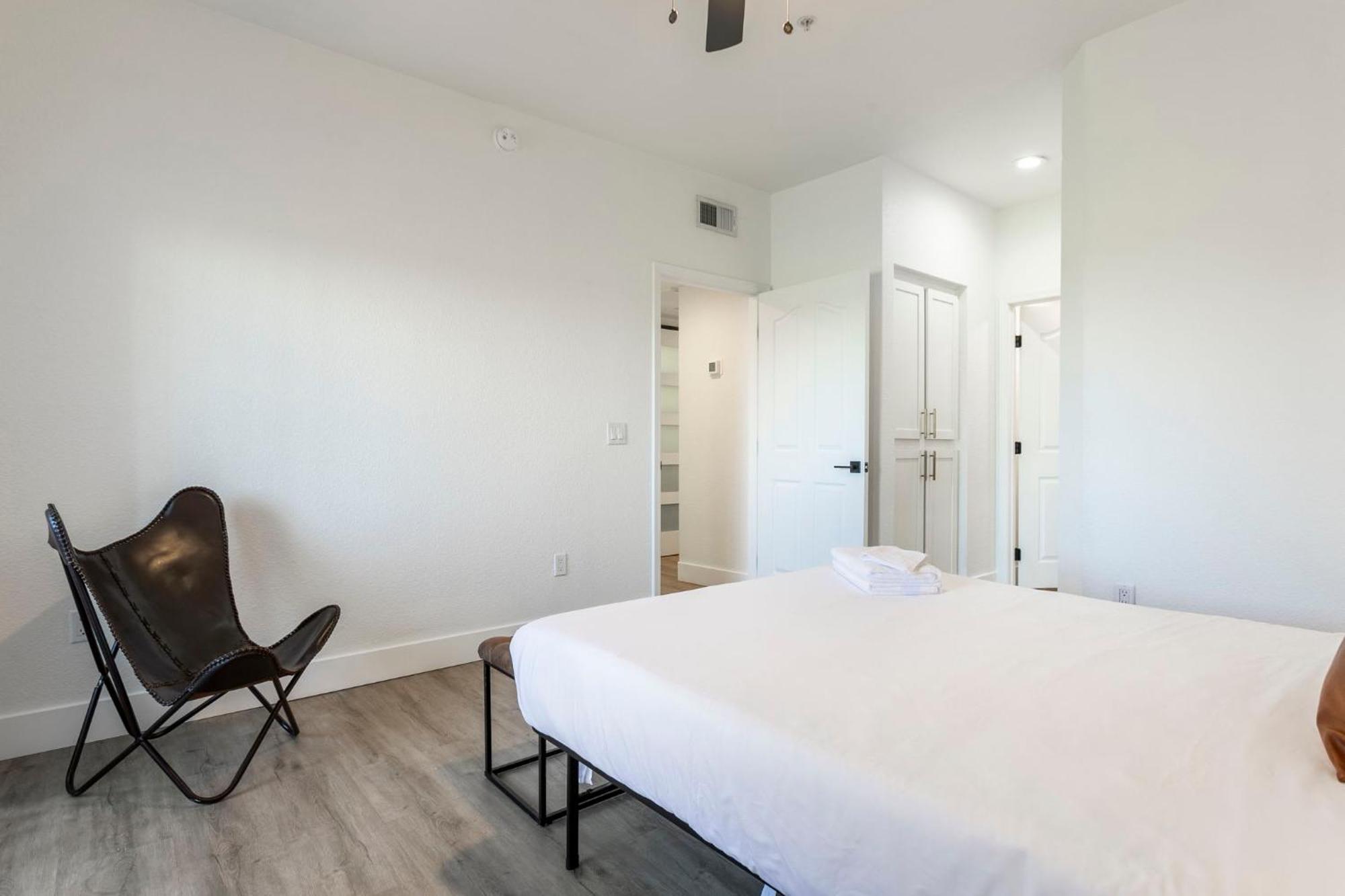 Two Cozysuites At Kierland Commons With Pool Apartment