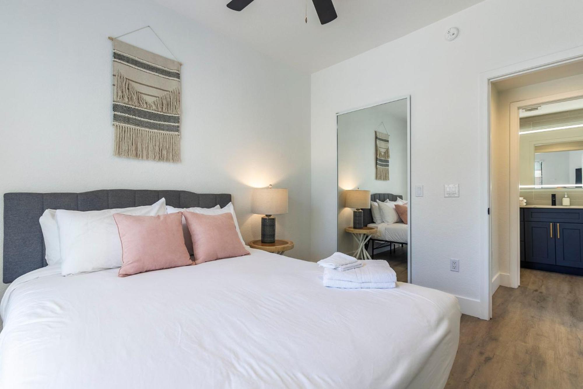 Apartment Two Cozysuites At Kierland Commons With Pool Scottsdale