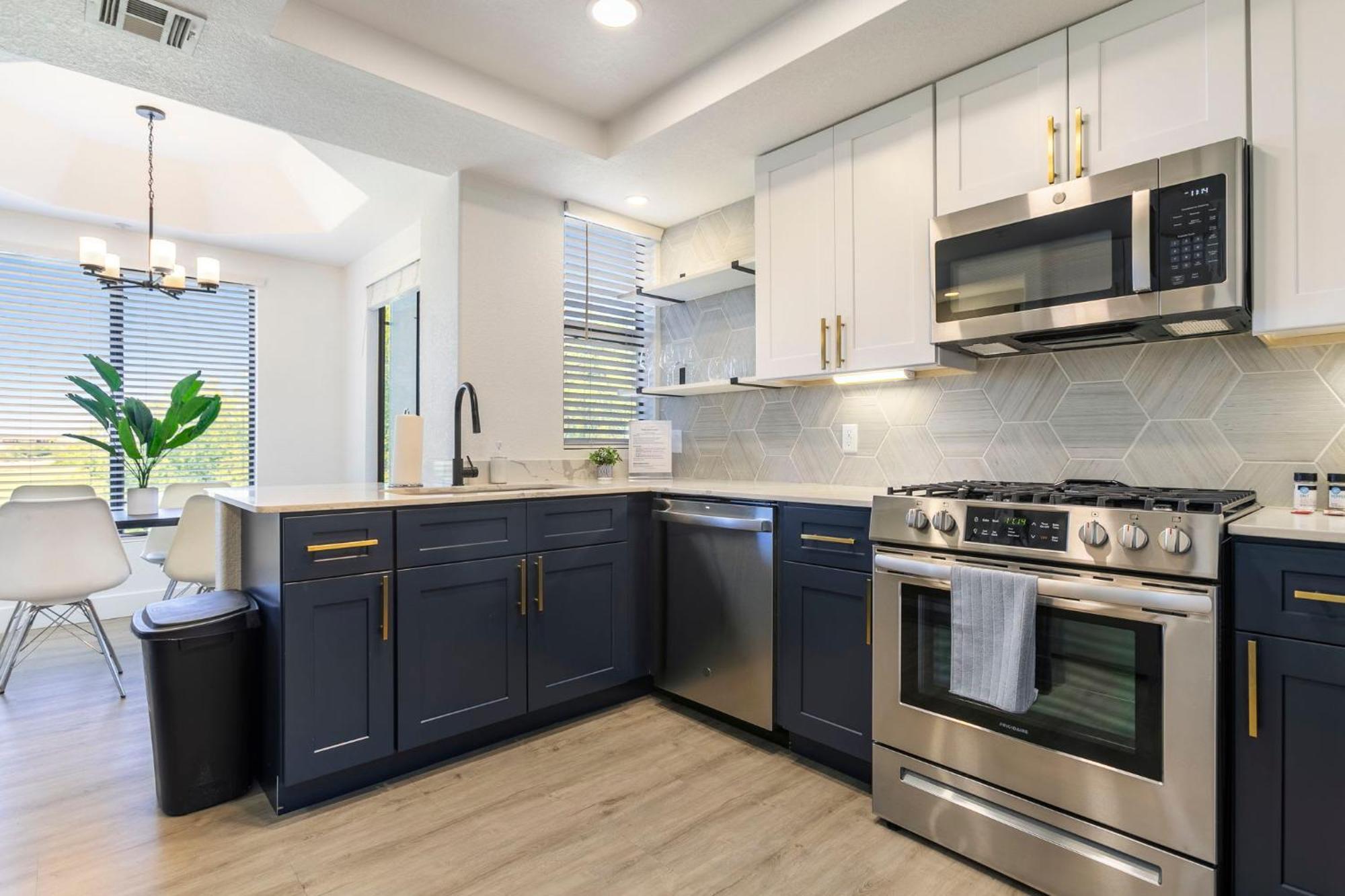 Two Cozysuites At Kierland Commons With Pool Apartment *